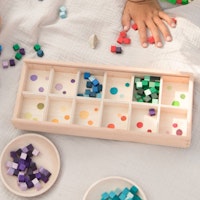 Mis & Match Sortierspiel mit 430 Holzwürfeln und Sortierbox