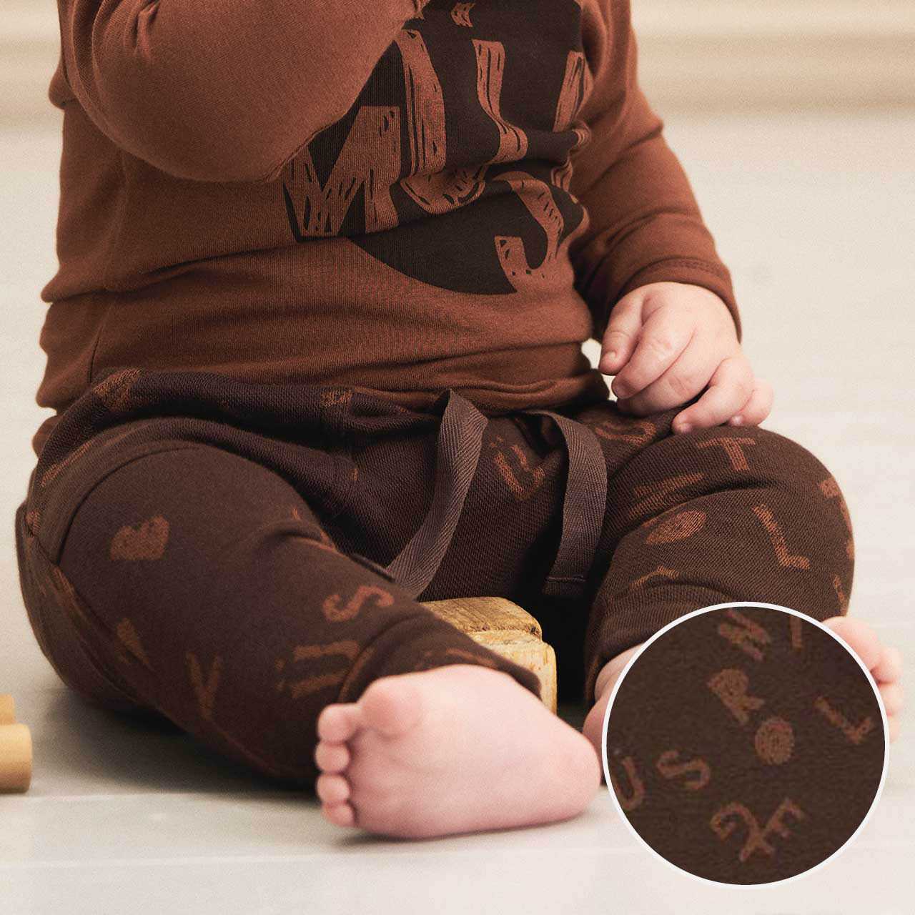 Jaquard Babyhose Buchstaben