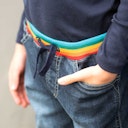 Vorschaubild Bequeme Jeanshose mit bunten Bündchen