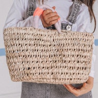 Handgefertigter Einkaufskorb aus Palmblättern pink