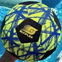 Vorschaubild Leichter Neopren Fußball für Strand und Wasser 23 cm