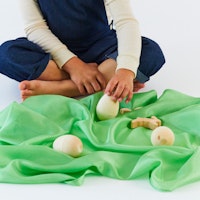 Spieltuch Seide Grasgrün mittel 89 x 89 cm