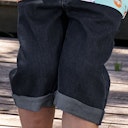 Vorschaubild Knielange Jeansshorts dehnbar