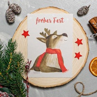 Nachhaltige Weihnachtskarte niedliches Rentier hochkant