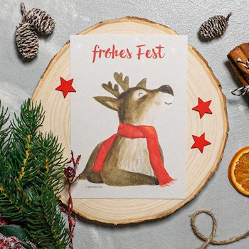 Nachhaltige Weihnachtskarte niedliches Rentier hochkant