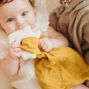 Vorschaubild Beißring aus Naturkautschuk mit Schmusetuch senfgelb