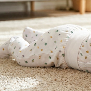 Weiche Strampelhose mit Fuß weiß mit Früchten