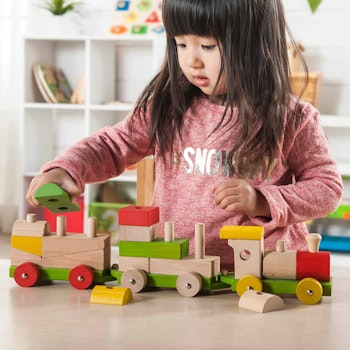 Stapelzug Steckspielzeug aus Holz