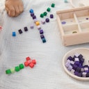 Vorschaubild Mis & Match Sortierspiel mit 430 Holzwürfeln und Sortierbox