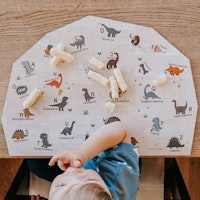 Kinder Tischset aus Kork, Dino Letters creme