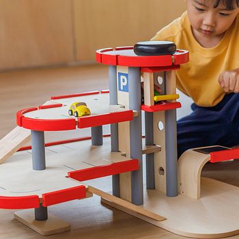Großes Parkhaus für die Spielwelt
