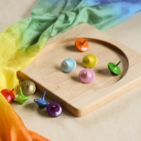 10 bunte Holzreisel mit Kreiselbrett 25 x 25 cm