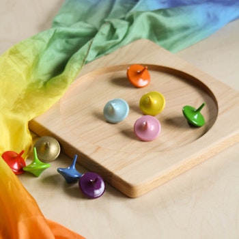 10 bunte Holzreisel mit Kreiselbrett 25 x 25 cm
