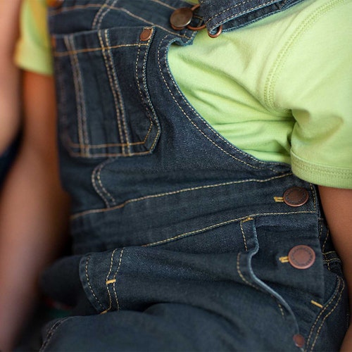 Jeanskleid mit Latzträgern