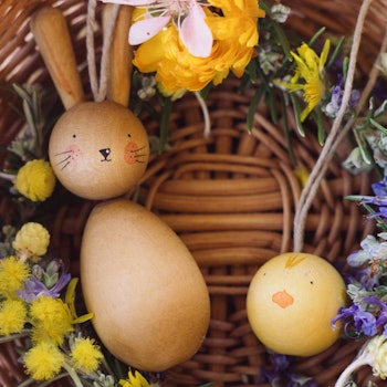 2 Osterornamente zum Aufhängen aus Holz