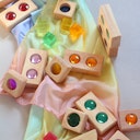 Vorschaubild Kleine Farbstraße mit Lichtbauwürfel 45 Teile im Holzkasten 29x29 cm