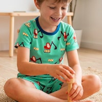 Sommerlicher Schlafanzug mit Alloverprint 