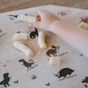 Vorschaubild Kinder Tischset aus Kork, Dino Letters creme