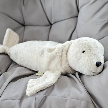 XL Kuscheltier & Wärmekissen Robbe Dinkelspelz weiß