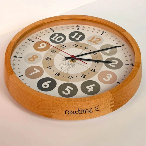 Routime sprechende Wanduhr