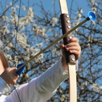 Holzbogen Junior 100 cm mit 3 Saugpfeilen ab 7-14+ Jahren Holzbogen Junior 100 cm mit 3 Saugpfeilen ab 7-14+ Jahren
