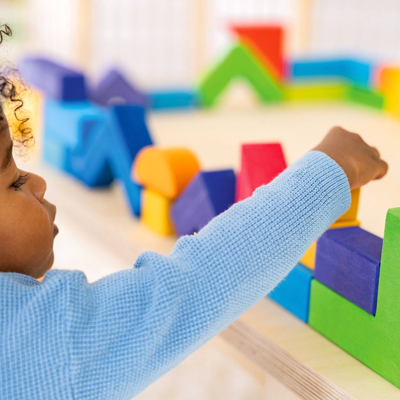 Großer Grundbaukasten 1 mit 30 Bauklötzen und Holzrahmen (44,5x44,5 cm)