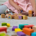 Vorschaubild 80 Holzbausteine mit Motiven und Buchstaben