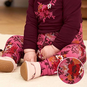 Krabbelhose Schleife Herzchen creme-rot