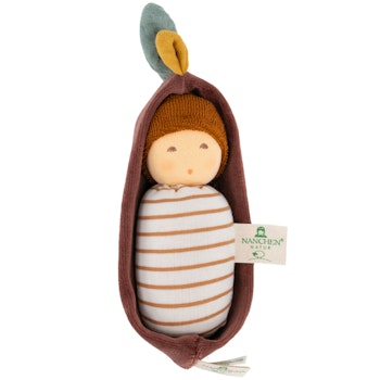 Zweitilige Babyrassel Eichenbaby im Rindenbett