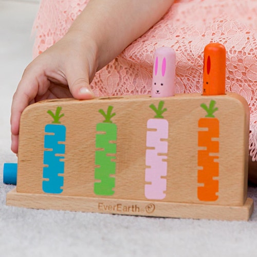 Witziges Hüpf- und Fingerspiel – „Hüpfende Hasen“