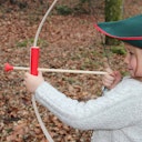 Vorschaubild Minibogen aus Holz mit 3 roten Pfeilen 70 cm Bogen 5-7 Jahre