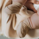 Vorschaubild Velours Babyschuhe aus Bio Baumwolle hellbraun