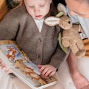 Vorschaubild Kuscheltier und Buch Hoch hinaus in Baumwolltasche