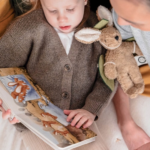 Kuscheltier und Buch Hoch hinaus in Baumwolltasche