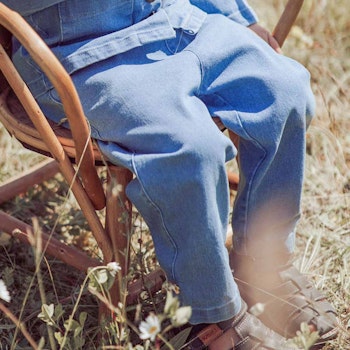 Leichte Jeanshose lässig geschnitten mit breitem Gummibund