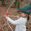 Vorschaubild Minibogen aus Holz mit 3 roten Pfeilen 70 cm Bogen 5-7 Jahre