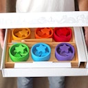 Vorschaubild Sortierspiel 6 Regenbogenschälchen inkl. 18 Figuren und 2 Zangen