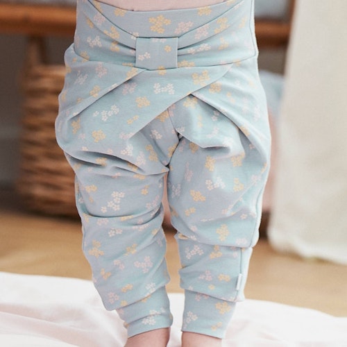 Edle Krabbelhose Schleife Blumen