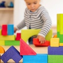 Vorschaubild Großer Grundbaukasten 2 mit 46 Bauklötzen und Holzrahmen (44,5x44,5 cm)