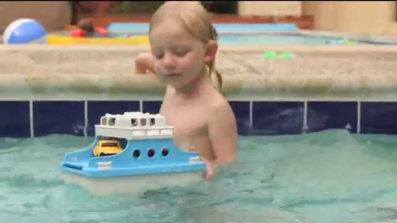 robuste Fähre mit Helikopter und Figuren Badespielzeug